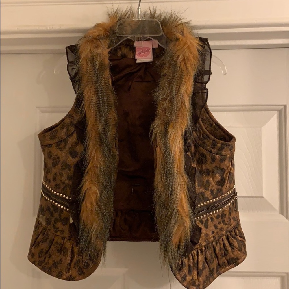 Adorable Leopard print vest with fur